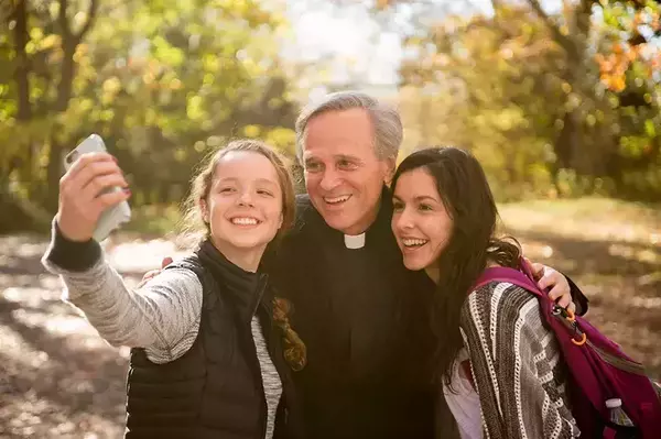 Rev. Jenkins taking a selfie with 2 students